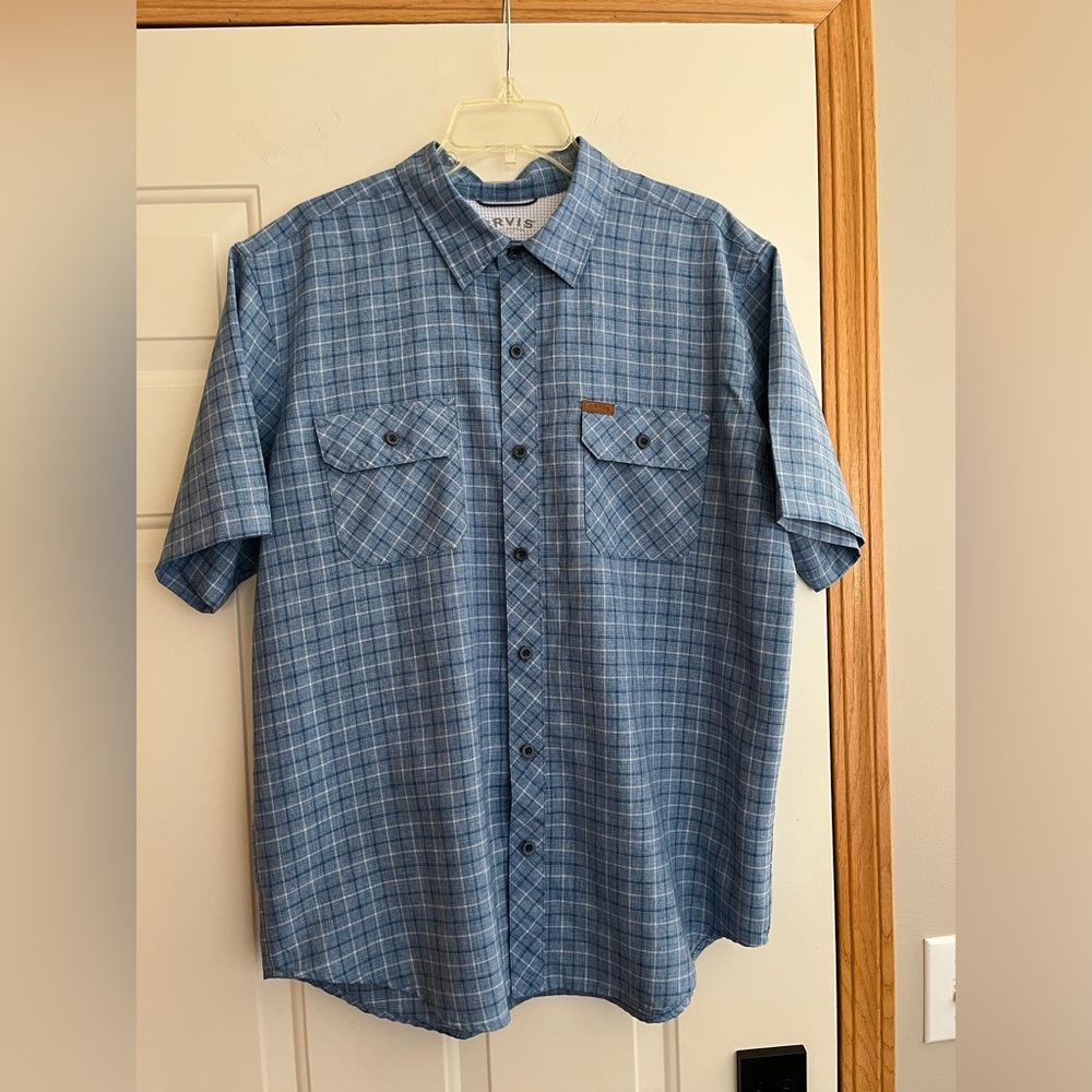 Men’s Orvis blue short sleeve collared button down tech shirt. Size large